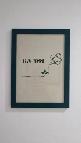 Bordado Artesanato Emoldurado MDF Vidro Feito à Mão - Leva Tempo...
