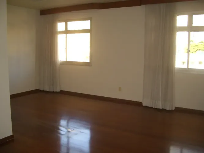 APTO DE TRÊS QUARTOS MUITO BEM LOCALIZADO