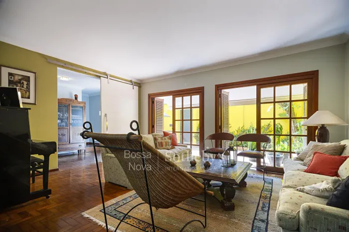 Casa com piscina em localização privilegiada