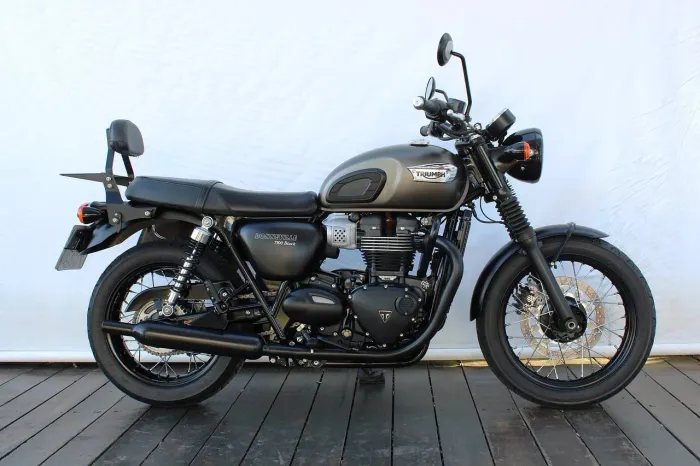 TRIUMPH BONNEVILLE T100 BLACK 900