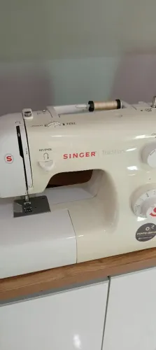 Máquina de costura semi nova Singer