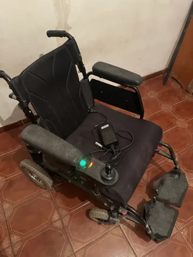 Cadeira roda motorizada praticamente nova 6 meses de uso