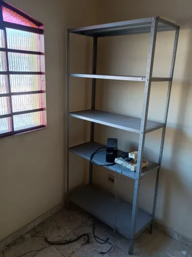 Estante de aço