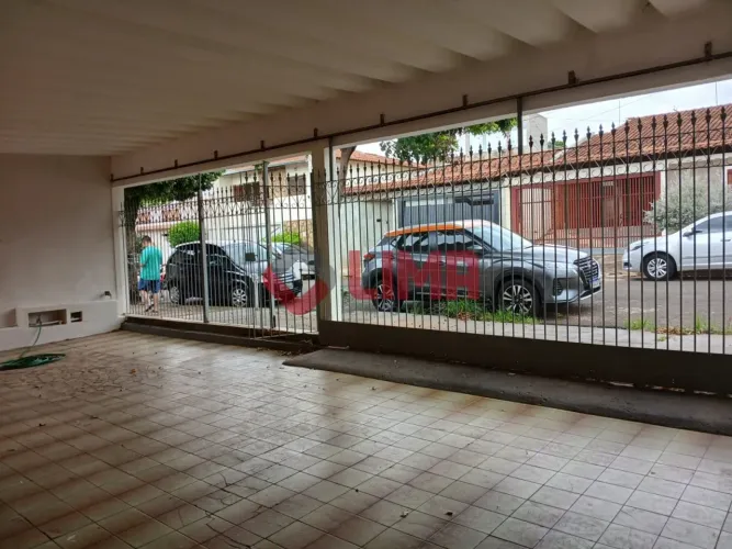 Excelente casa para locação com 03 dormitórios, sendo 01 suíte, edícula e 02 vagas de gara