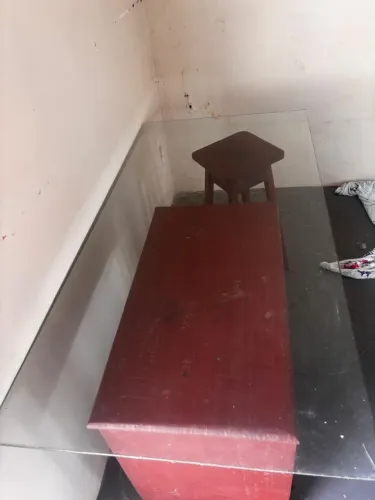 Vendo um tampão de vidro para mesa e cadeira de madeira 