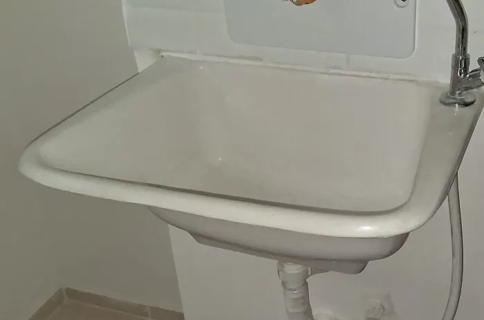 Tanque de cerâmica branco. Não acompanha a torneira. 