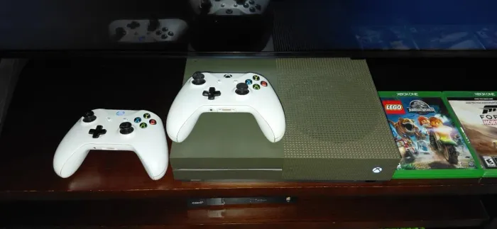 Xbox one, 2 controles, 4 jogos fisicos e com caixa