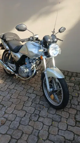 Vendo uma Suzuki iyes 125 partida elétrica farol de led moto excelente para o trabalho