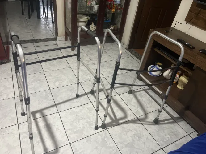 2 andador de alumínio usado, mas conservado me chama no chat