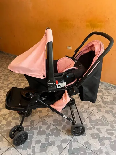 Carrinho de bebê com bebê conforto COSCO REVERSE ROSA