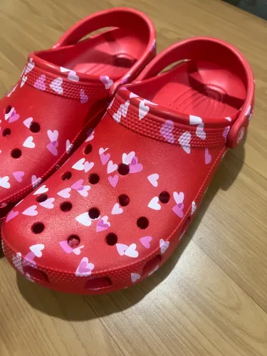 Crocs original estampa de coração