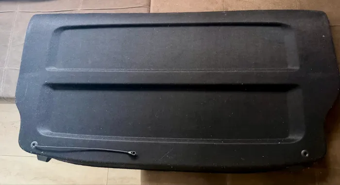 Tampão Porta Malas Renegade Preto Padrão Jeep ( Porém está só com uma Cordinha )
