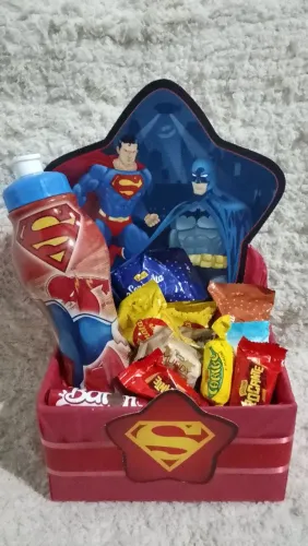 Cachepol com bombons e garrafa squeze
