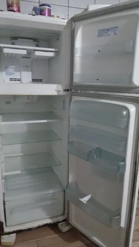 Geladeira  funcionando  frost free
