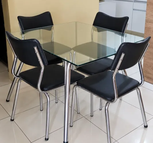 Mesa com 4 cadeiras