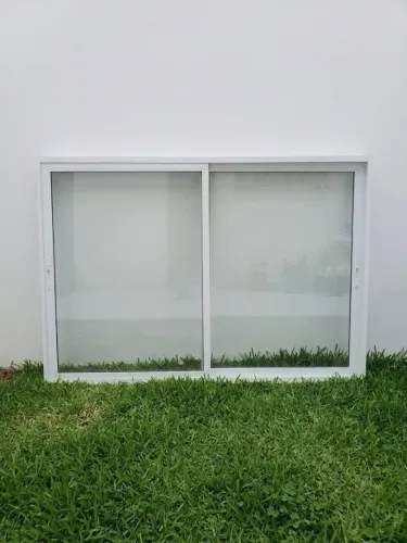 Janela de vidro com grade e pedra