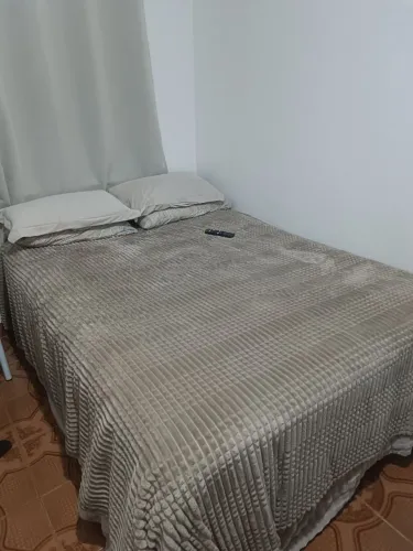 Cama de casal completa.