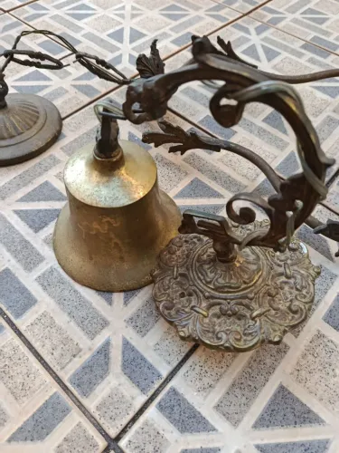 ? Sino Antigo de Bronze Maciço - Peça de Luxo | Estilo Clássico