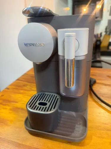 Cafeteira NESPRRSSO LACTIO
