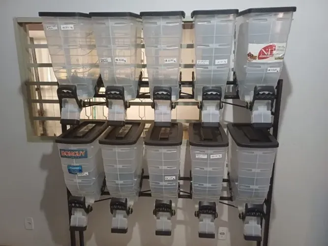 Dispenser para ração. 10 bocas de 40 L .