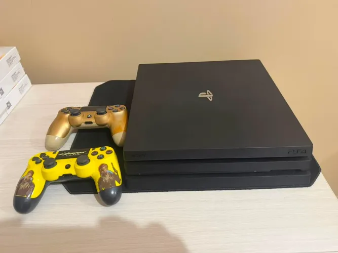 PS4 Pro 1TB + 3 Controles + Jogo Elden Ring - R$ 1.800