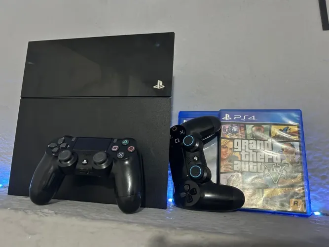 PlayStation 4 com 2 jogos originárias + jogos internos