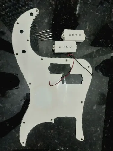Captador Precision Bass Squier e escudo