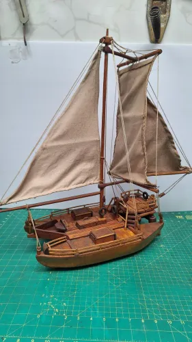 Barco à Vela Decorativo em Madeira - Peça Artesanal Vintage  60 cm