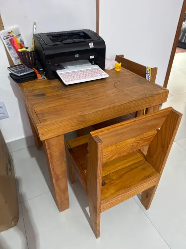 Mesa infantil madeira com cadeira
