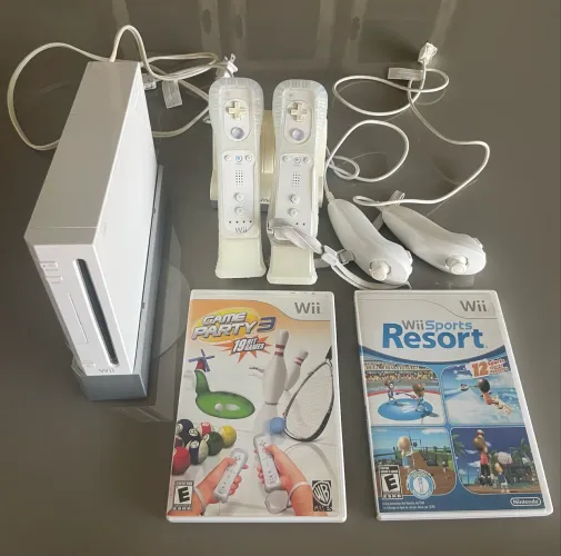 Console Nintendo Wii com 2 joysticks e jogos Wii Sports Resort e Game Party 3