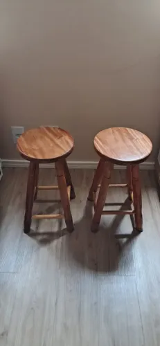2 Banquetas de Madeira Maciça
