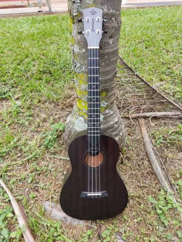 Ukulele Strindberg barítono elétrico 