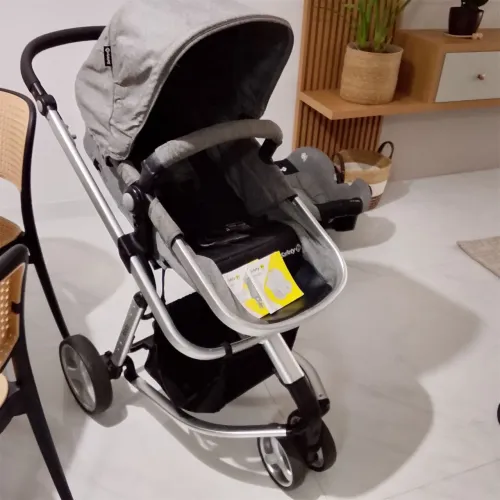 Vende-se carrinho de bebê com bebê conforto