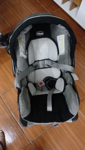 Carrinho de bebê com bb conforto.
