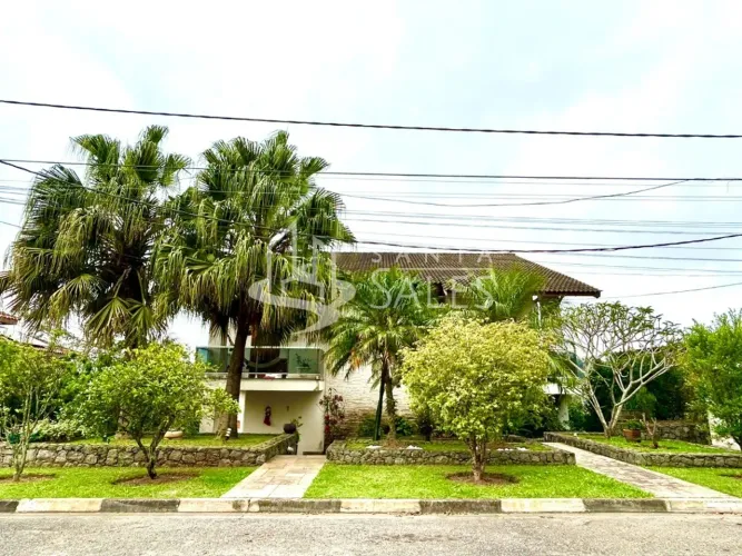Casa de luxo em condomínio: 3 quartos, 3 suítes, 1 sala, 5 banheiros, 4 vagas de garagem,