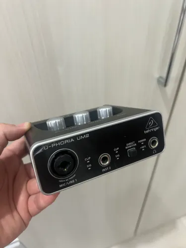 Placa de Áudio Behringer Um2