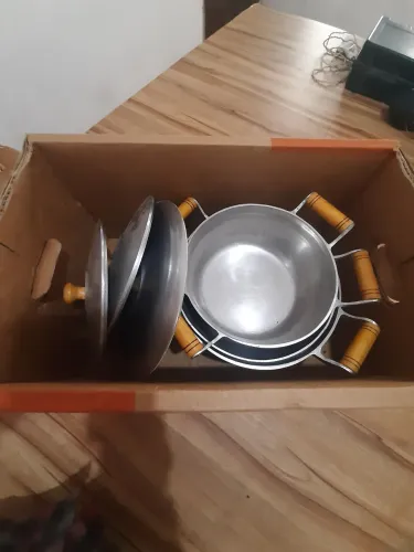 Três Panelas tipo tacho em alumínio.