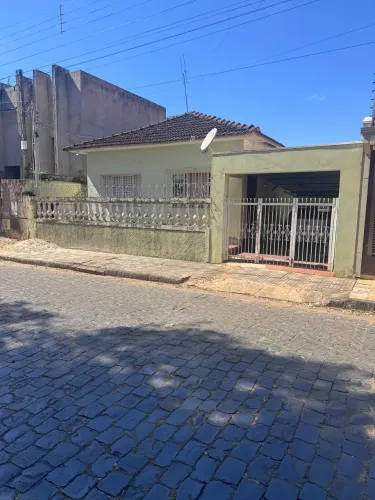 Vendo casa bem localizada, no centro da cidade de Cajuru