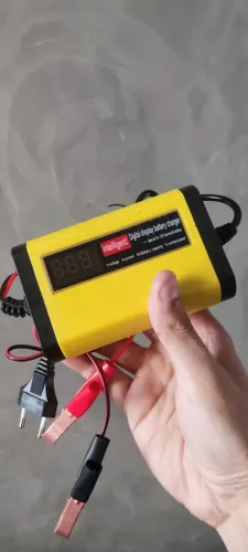 Carregador de Bateria Carro/Moto Automático com Display Digital LCD - Novo