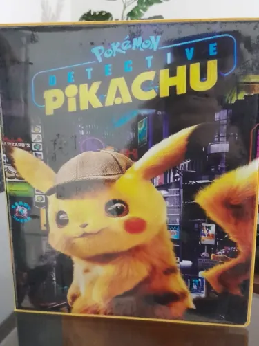 Pasta fichario edição limitada Detetive Pikachu com 74 cartas