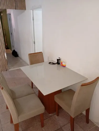 Vendo mesa de jantar com quatro cadeiras retangular