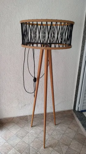 Belíssimo abajur designer em madeira nobre