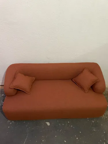 Sofá Living Recepção Hotel 2 Lugares Linho Pés Madeira 150cm