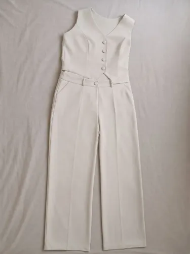 Conjunto feminino Alfaiataria Off-White com Colete e Calça Pantalona tamanho GG