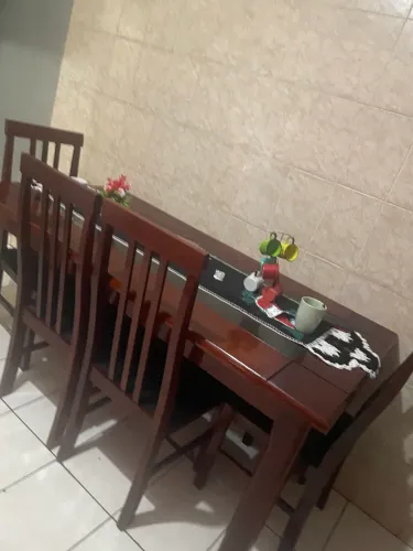 Mesa de 6 lugar falta 2 cadeiras