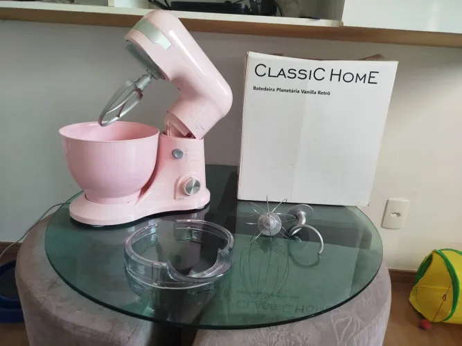 Batedeira Retrô rosa semi nova. Uma vez usada.
