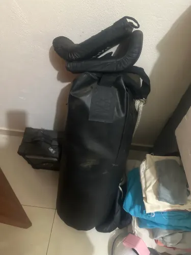 Saco de pancada com duas luvas