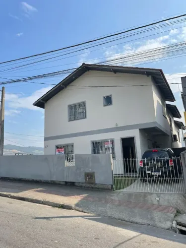 Ótimo sobrado na palhoça 