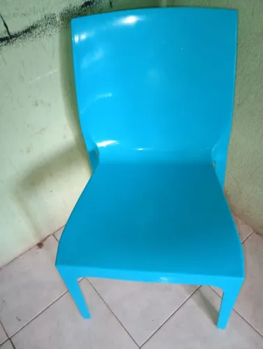 Cadeira em Plástico duro na cor azul