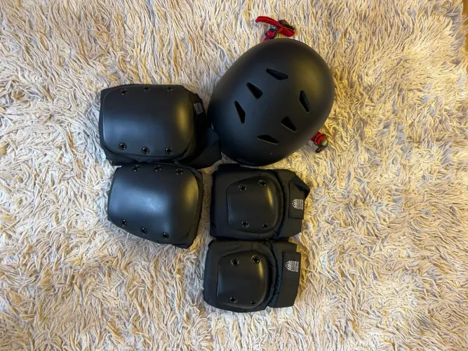 conjunto de equipamento de proteção para esportes ao ar livre.